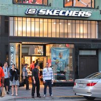 pakket lichten beheerder Skechers opens 1 000th retail store