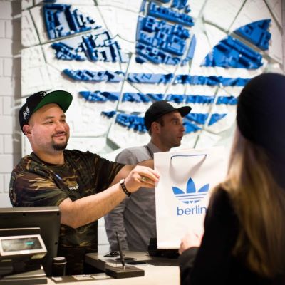 room stroomkring Samengroeiing adidas to hire 2 800 employees throughout 2022