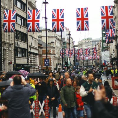 UK retail sales rose slightly in August