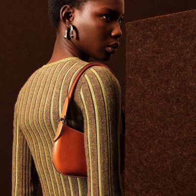 Hermès takes a minority stake in the Italian cashmere maker Lanificio Colombo Hermès takes a minority stake in the Italian cashmere maker Lanificio Colombo