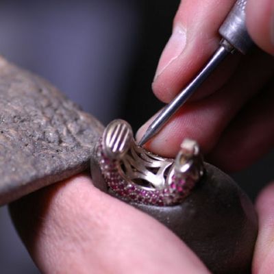 Kering formalizes acquisition process of Raselli Franco Group in stages Kering formalizes acquisition process of Raselli Franco Group in stages